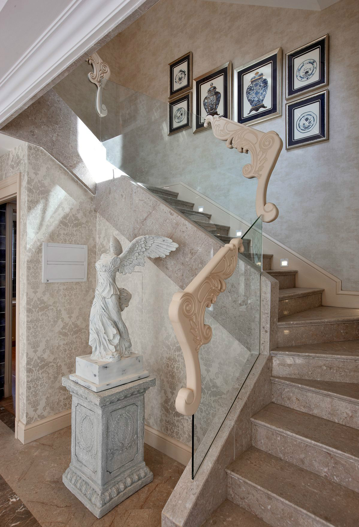 欧式 别墅 楼梯图片来自上海倾雅装饰有限公司在法式独立别墅的分享