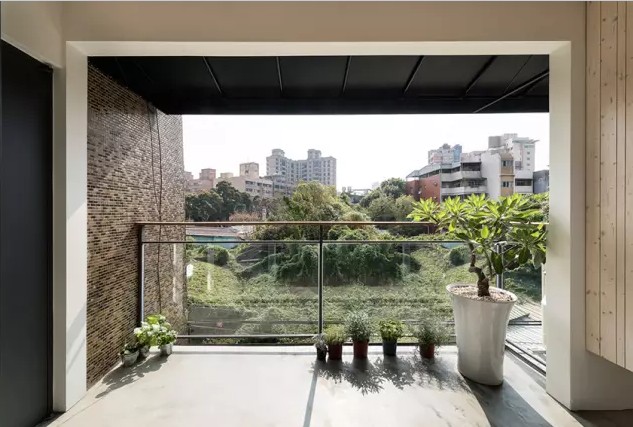 简约 旧房改造 阳台图片来自实创装饰上海公司在62㎡自然风老宅改造，心生羡慕！的分享