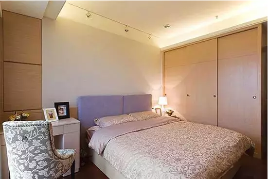 翠屏北里 两居 老房改造 卧室图片来自小户型装修案例在简约大气的100平三居室的分享
