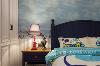 蓝白色软装布艺的使用使得儿童房卧室更加自然。墙壁上的“海洋”元素装饰品让儿童房充满童真趣味。