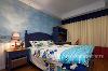 蓝白色软装布艺的使用使得儿童房卧室更加自然。墙壁上的“海洋”元素装饰品让儿童房充满童真趣味。