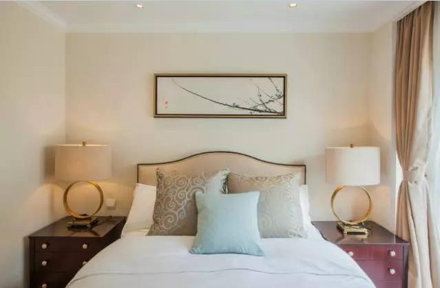 简约 欧式 三居 卧室图片来自实创装饰上海公司在160㎡简欧风，非常有家的感觉~的分享
