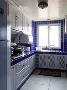 白色的橱柜让厨房看起来干净清爽，海一样的蓝色墙砖，让厨房充满地中海风情。