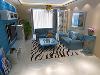 客厅以蓝天白云的设计理念为主，清新大气，自然和谐，简单的线性吊棚，蓝色的沙发，木质的家具，典型的地中海风格。