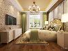 在卧室使用的也是欧式风格，墙纸用的欧壁，使用了复合木地板，窗帘使用了浅绿色作为整个家居的提亮点，电视柜以及床头柜都使用了欧式风格，子灯具上也运用了欧式风格