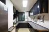 烤漆厨柜圆润又有光泽，给厨房增添了华丽的气质，U型布局绕过了突出的墙体，

提高了空间的利用率。