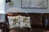 美式皮质沙发搭配花鸟图案的抱枕，让质感与自然气息并存。