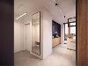 不规则的走廊，利用镜面与百叶窗式的隔档营造出简约利落的设计感。