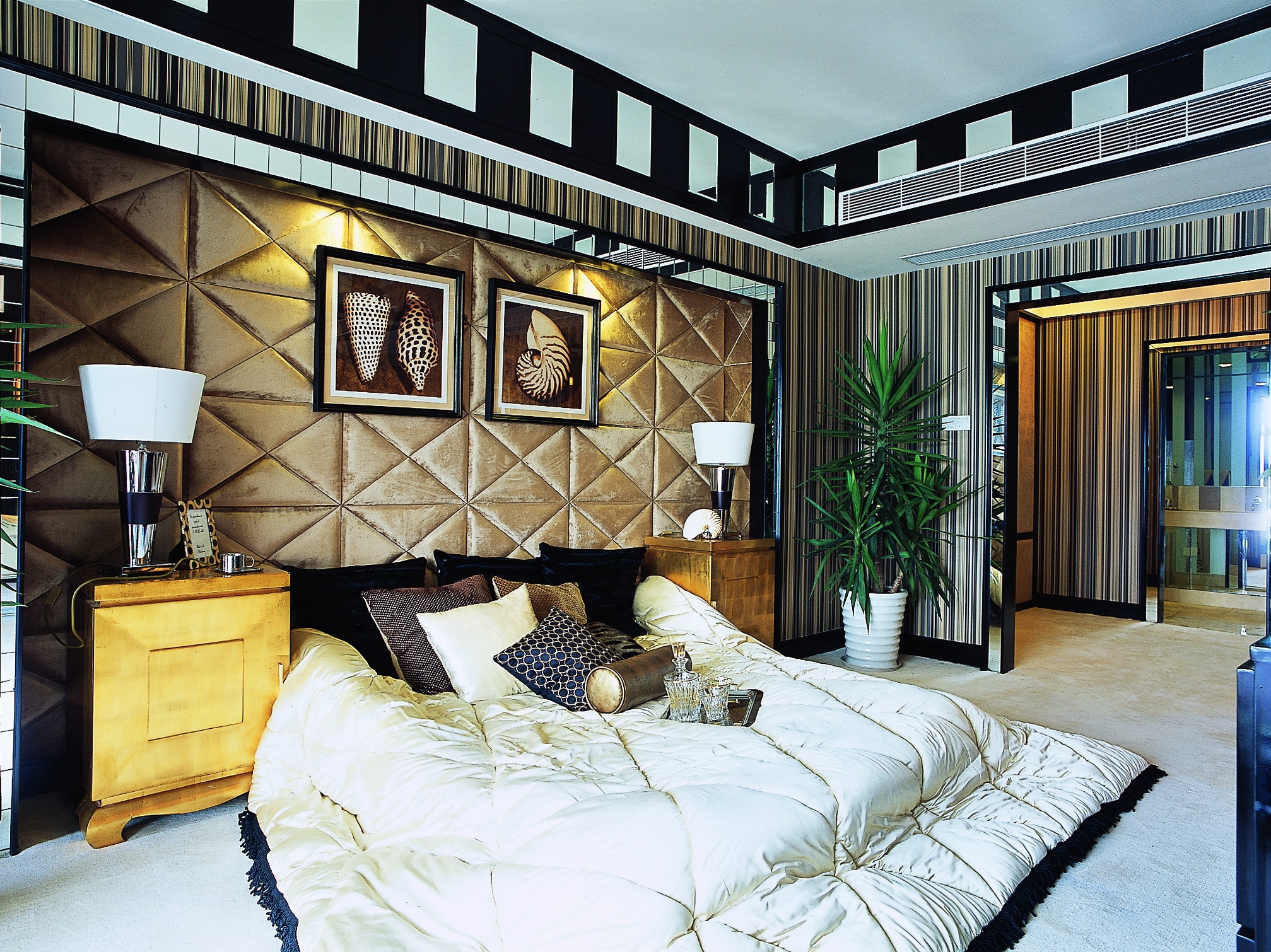 三居 卧室图片来自北京紫禁尚品国际装饰kangshuai在泛海国际新古典装修风格案例的分享