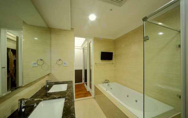 欧式 三居 卫生间图片来自上海潮心装潢设计有限公司在金平小区119平欧式三室装修设计的分享