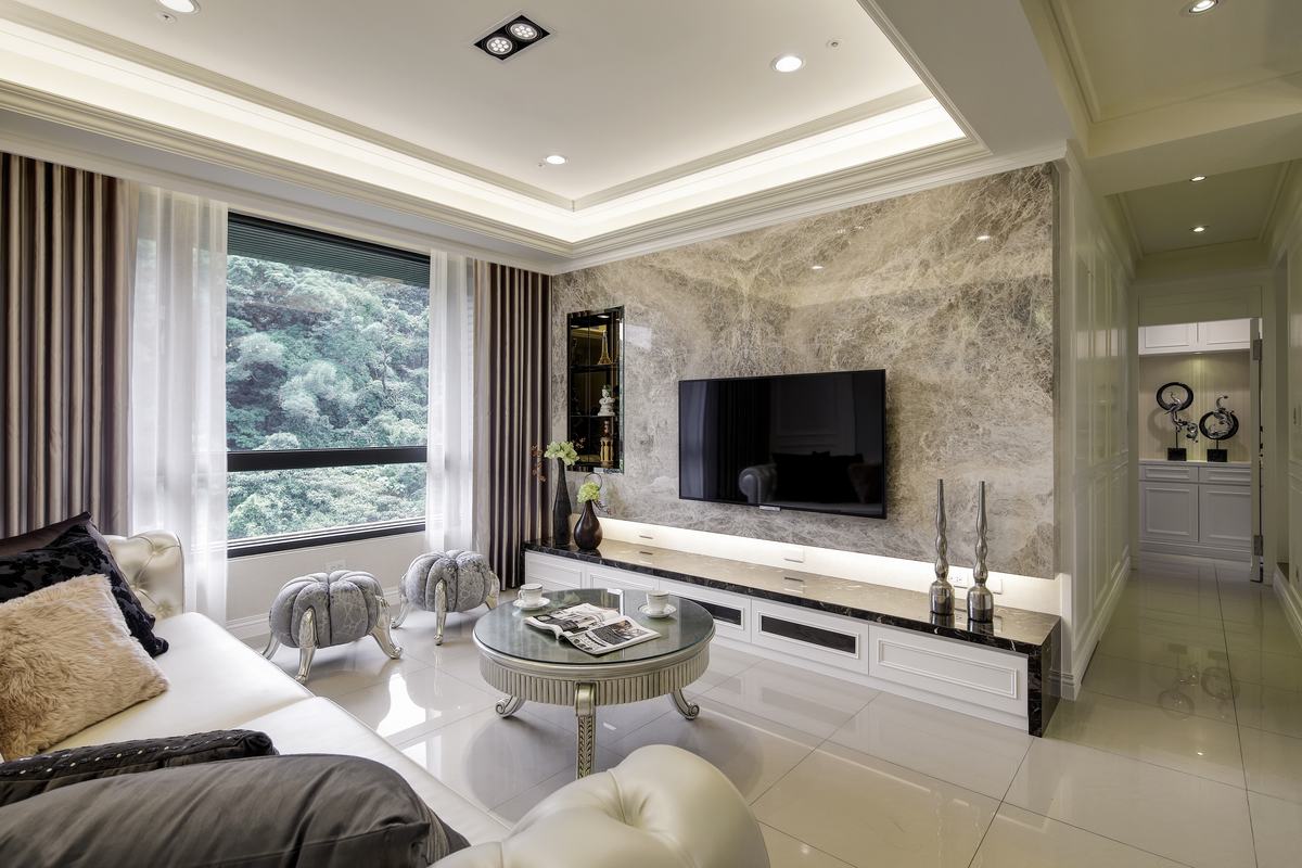 欧式 三居 客厅图片来自武汉一号家居网装修在君悦悦府170平欧式三室两厅的分享