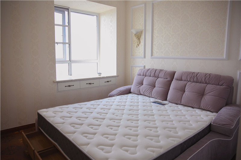 卧室图片来自四川幸福魔方装饰在洲际银海湾81平简欧风格装修的分享