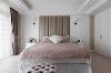 空间中，运用美式语汇的优美线板搭配床头绷皮，演绎属于屋主的质感与品味。
