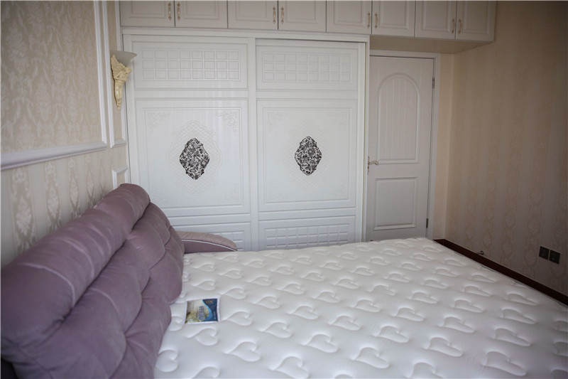 卧室图片来自四川幸福魔方装饰在洲际银海湾81平简欧风格装修的分享