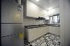设计师考虑到厨房的空间不大的原因设计师采用了开放式厨房的设计方法，加之极具特色的黑白拼花地砖转移了厨房狭小的缺陷。