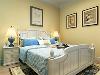 卧室用的是米黄色的墙再放上了蓝白色的床。边上还放了储物用的衣柜。