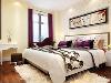 卧室色调统一富有现代感，灯具采用水晶吊灯风格，接近自然的亲切感，背景墙贴米黄色印花壁纸，窗帘采用紫色营造浪漫温馨的空间。