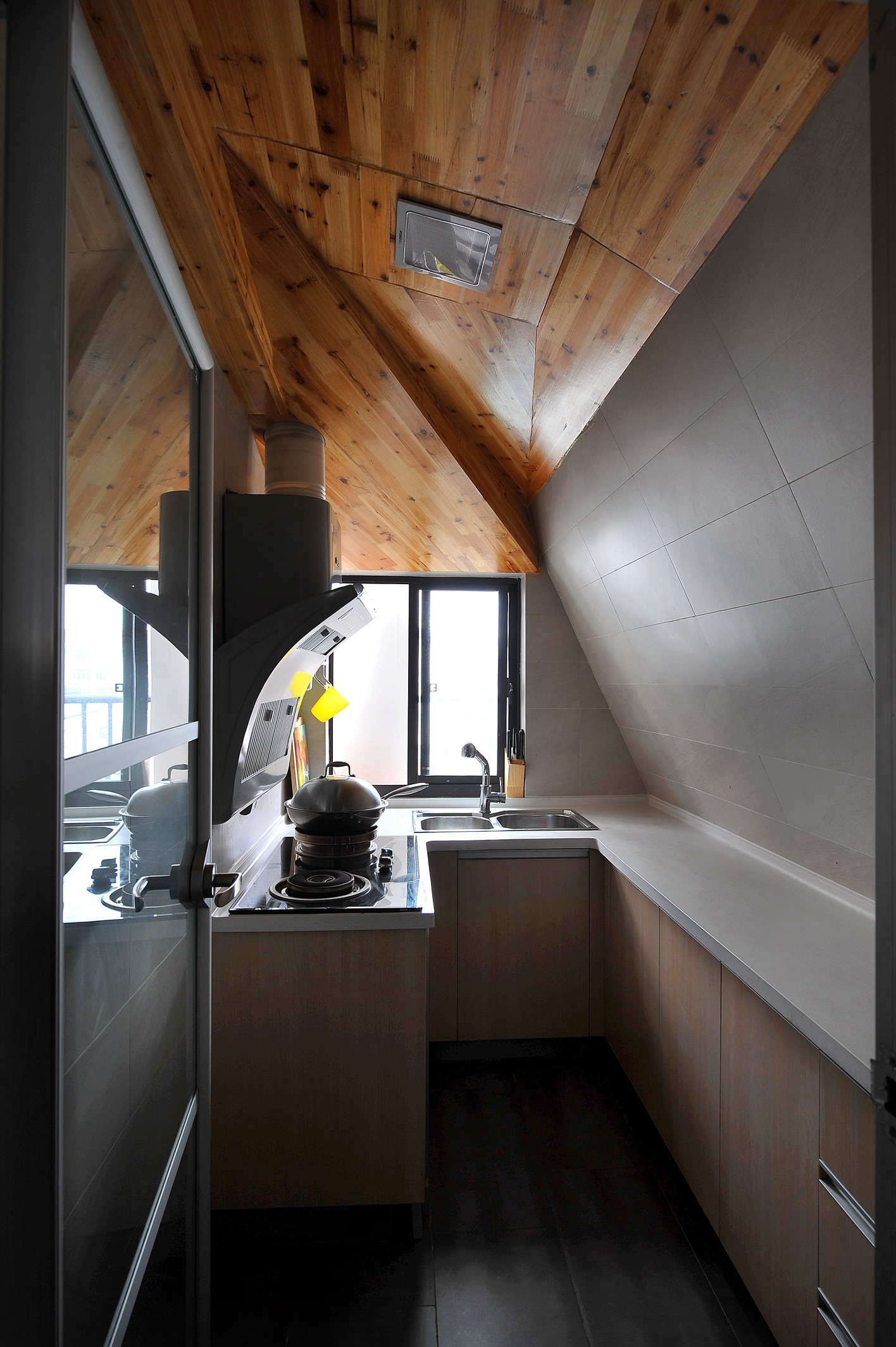 厨房图片来自JingYiPrize人居空间设计大赛在曾统-转折面的分享