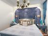 主卧室床头背景墙拱形的造型墙面赋予深蓝色的壁纸，周围贴上不同的蓝色条纹壁纸，更加凸显地中海的特点，浅蓝色的床，床头柜和地中海风情的壁灯给人一种地中海迷情的视觉享受。