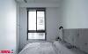卧室也是极简主义，灰色的床品给人恬静安然质感。