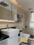 在有限的浴室空间内，设计师细腻观察到五金置物架可能产生的清洁困扰，特别于淋浴区内增设人造石平台，大幅提高空间实用性。