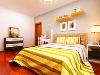 卧室整体色调较为温馨，灰蓝色的墙面降低了空间的温度，显得更为沉静，醒目的床品又使室内色彩活泼不呆板。