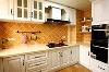 ▲浅色的整体厨柜整体感强烈，明快的线条显得自然、温馨。