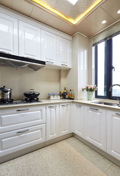 厨房图片来自家装大管家在119平欧式时尚3居 精致典雅大气的分享