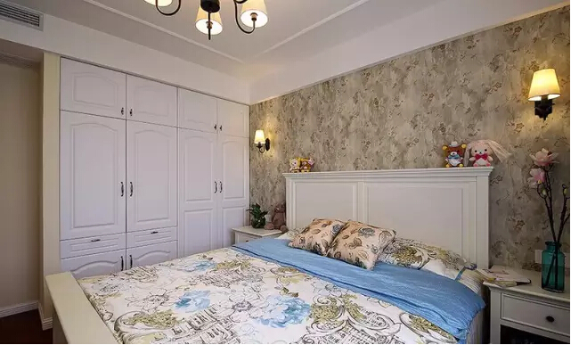 嵌入式的白色定制衣柜,使卧室精致,柔和