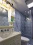 ▲ 蓝色复古小方砖，一体浴室柜可满足多种用水需求