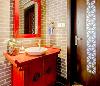 ▲卫生间的洗手台是充满中式韵味的大红柜，让空间充满民族情怀。