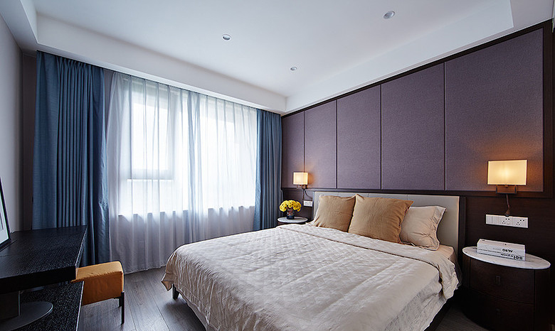卧室图片来自家装大管家在雅致不失时尚 139平现代港式3居的分享