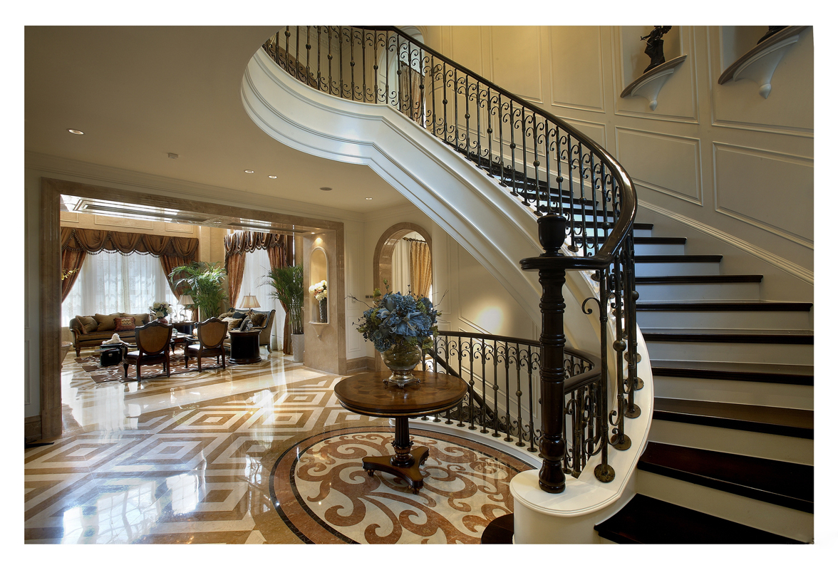 欧式 别墅 楼梯图片来自张勇高级室内设计师在凯德麓语欧式设计案例效果展示的分享