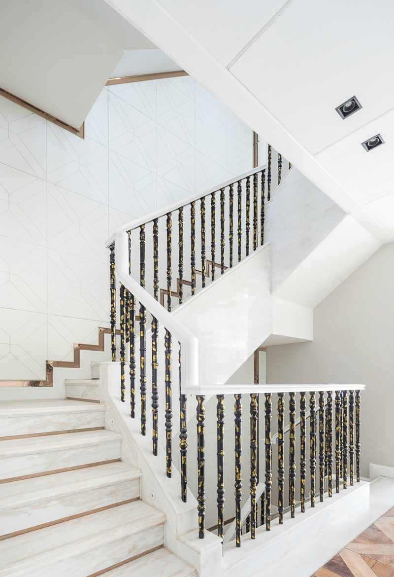 混搭 别墅 楼梯图片来自张勇高级室内设计师在凯德麓语新古典设计案例效果展示的分享