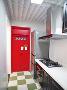 原来的厨房门打造成一个放马克杯的柜子，我总觉得每个人都该拥有一个红柜子。