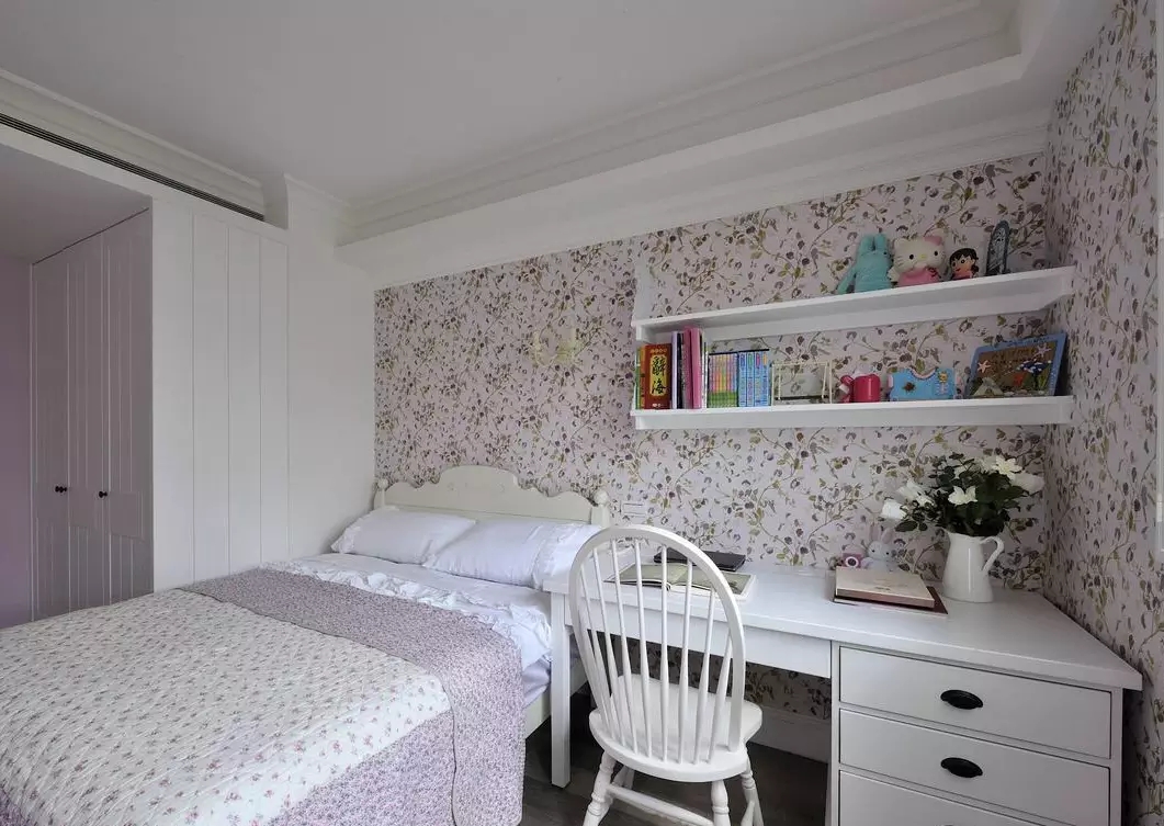 妹妹的卧室则是满满的公主风,纯白色家具与小碎花的搭配组合让小姑娘