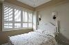 夫妻两的卧室简单温馨。将窗子设计成百叶窗的样子，更有美式复古风情。