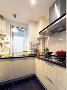 ▲ 厨房黑白搭配，墙面空间用挂杆利用起来有效解放台面