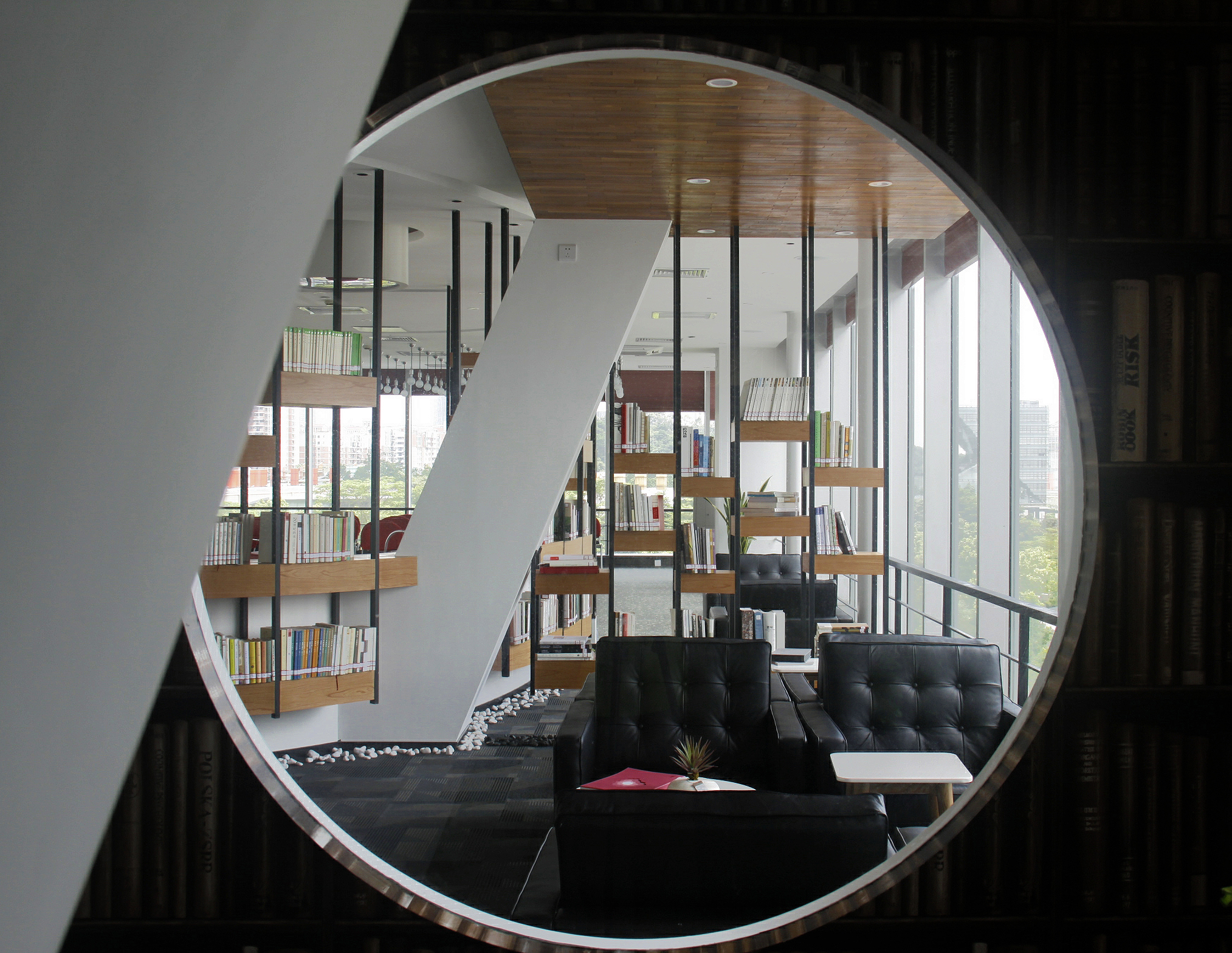 客厅图片来自JingYiPrize人居空间设计大赛在何建锋-墨集的分享