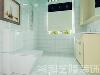 卫生间地面与墙面采用铺贴300*300白色抛光瓷砖的方式，使整个卫生间达到效果的统一。