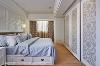 古典线板床头与唯美华丽的壁纸铺陈，呈现主卧房浪漫古典情怀。