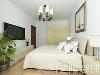 卧室简洁的白墙配以亮面素色床单，体现出大气的感觉。