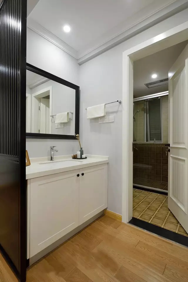 简约 二居 旧房改造 卫生间图片来自实创装饰上海公司在80㎡简约两居阳台居然这么有用！的分享