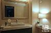 卫生间墙地采用的是同一种釉面砖，配以马赛色的镜子收边作为点缀，这里的洗手柜是橱柜做的，储物功能非常实用。
