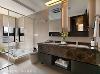 大尺度的主卫浴中，韩忠纮总监呼应双洗手台面，规划后方可收纳的镜面设计。