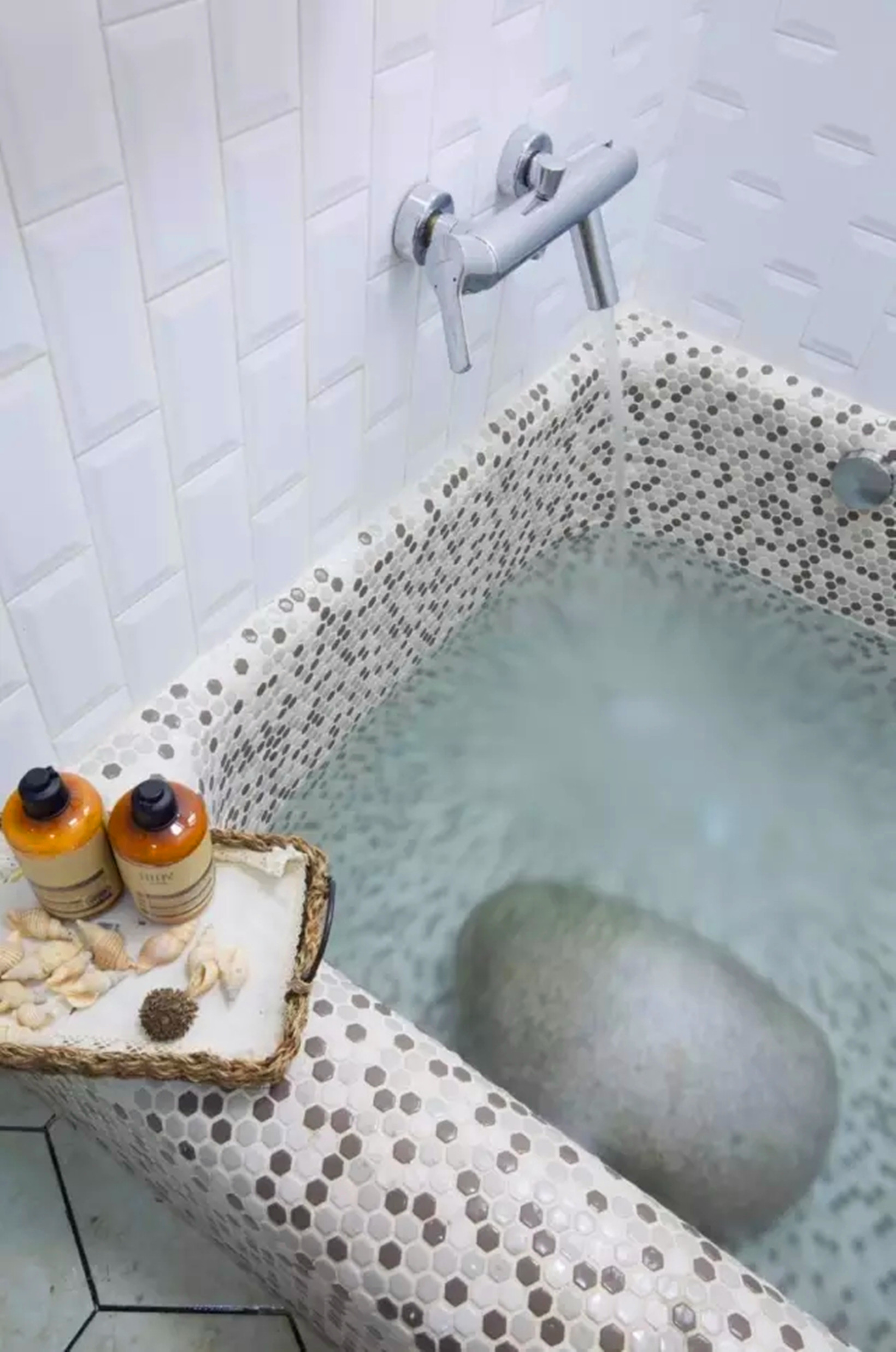 美式风格别墅豪华整体卫生间吊顶带浴缸大理石瓷砖装修图片 – 设计本装修效果图