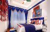 饱满的蓝色基调营造了一个梦幻而纯净的空间，像是美人鱼生活的卧室，