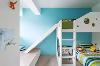 淡蓝色的墙面配上纯白色的高低床，如孩子纯净的世界般美好。