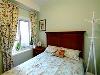 老人房：深色的大床显得古朴宁静，浅绿色的背景下，碎花的点缀让卧室清新美好。
