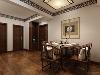 客厅的对面是一餐厅,餐厅与客厅相对。厨房、餐厅也是运用深色木纹的桌子，椅子和柜子，具有整体性。